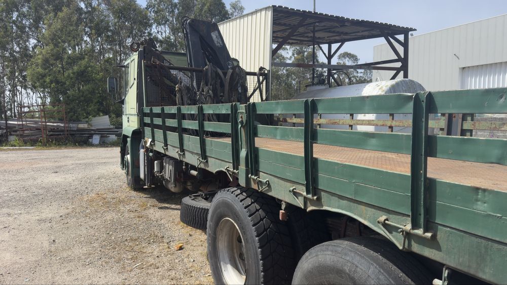 Carro 3 eixos com grua