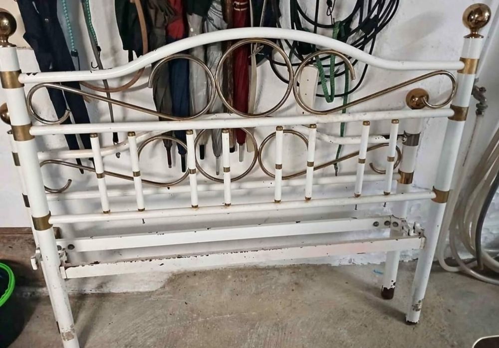 Cama em tubo/ferro antiga