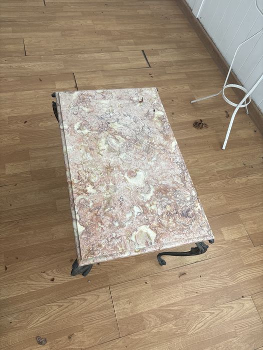 Mesa pequena de marmore antiga em bom estado