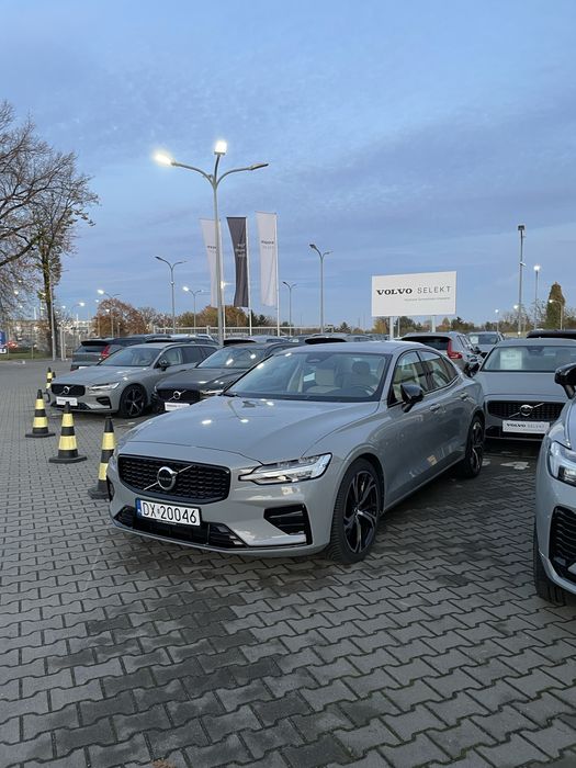 Volvo S60 B4 Mild Hybrid | Salon PL | 2024 | 38 tys. km | Gwarancja | Vapour Grey / Blond | ASO | 2 komplety opon