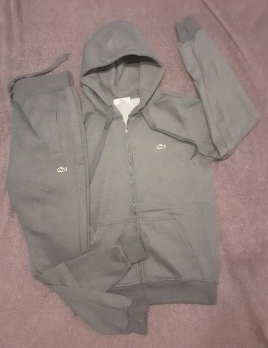 Dresy męskie z logiem Lacoste.