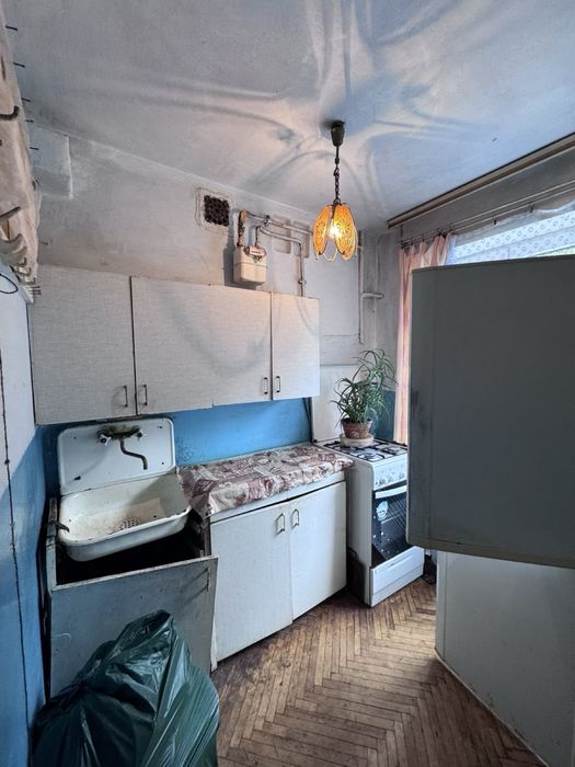 продам 2 кім в центрі