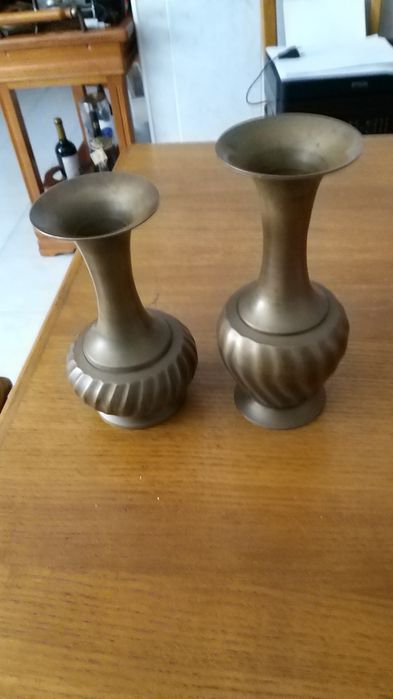 Vendo duas jarras, que são em cobre ou latão, são pesadas
