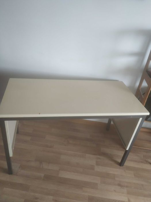 Mesa Metálica com Calha Técnica