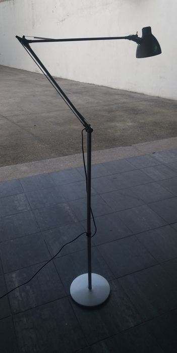 Candeeiro de Pé - Moderno e Funcional