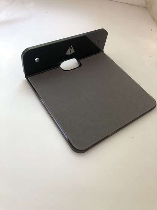 Настенное крепление для электроники