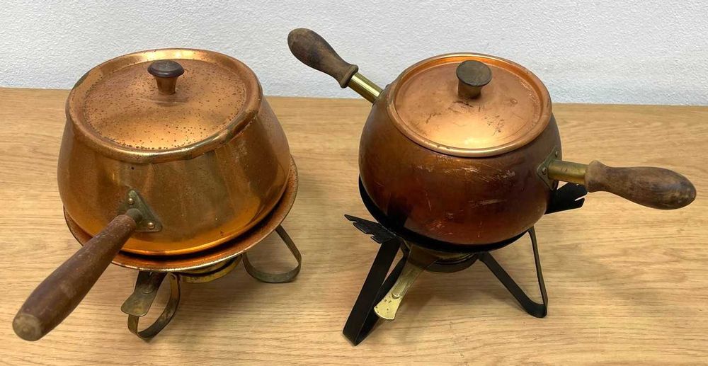 Caçarolas antigas  em cobre, com lamparina