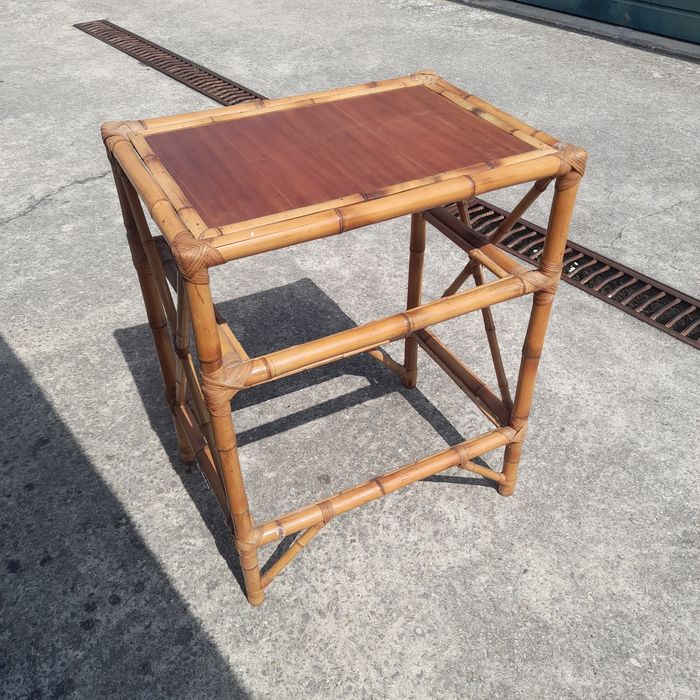 Mesa/Estante artesanal feita com canas