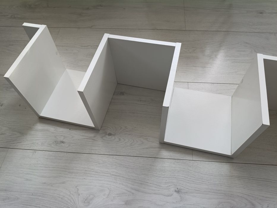 Biała ścienna półka na książki itp