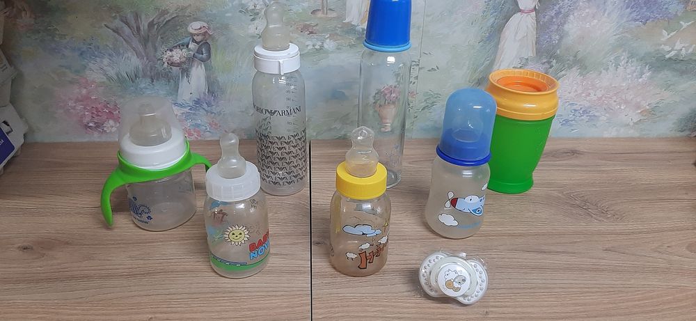Komplet małych butelek i smoczek