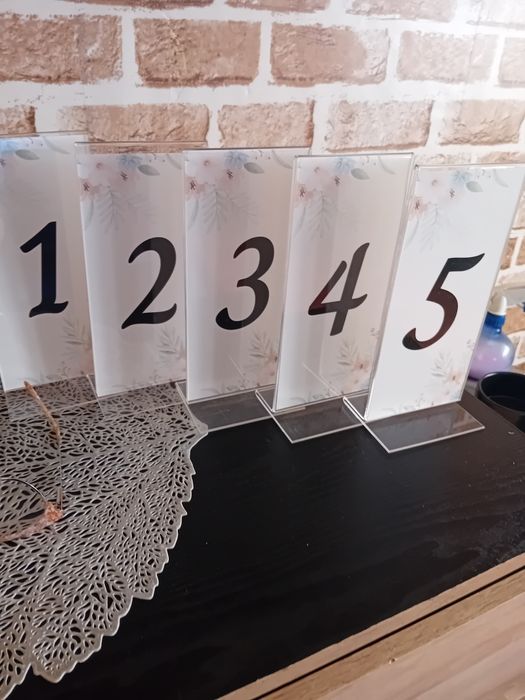 Gotowe podstawki oznaczenia stołów weselnych