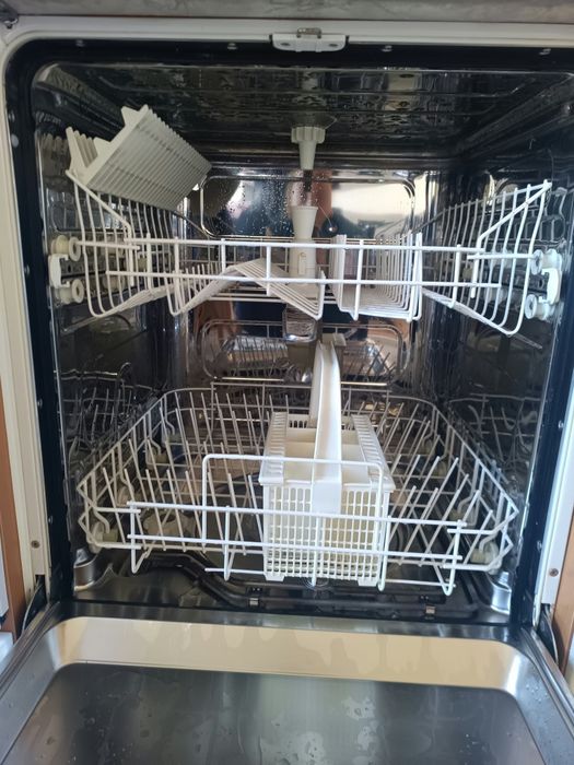 Meble kuchenne + piekarnik, płyta indukcyjna, zmywarka.