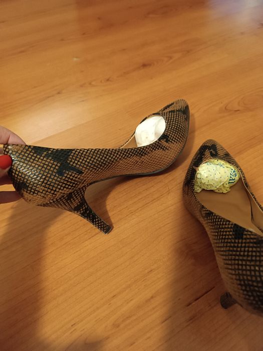 Sapatos altos de pele de cobra