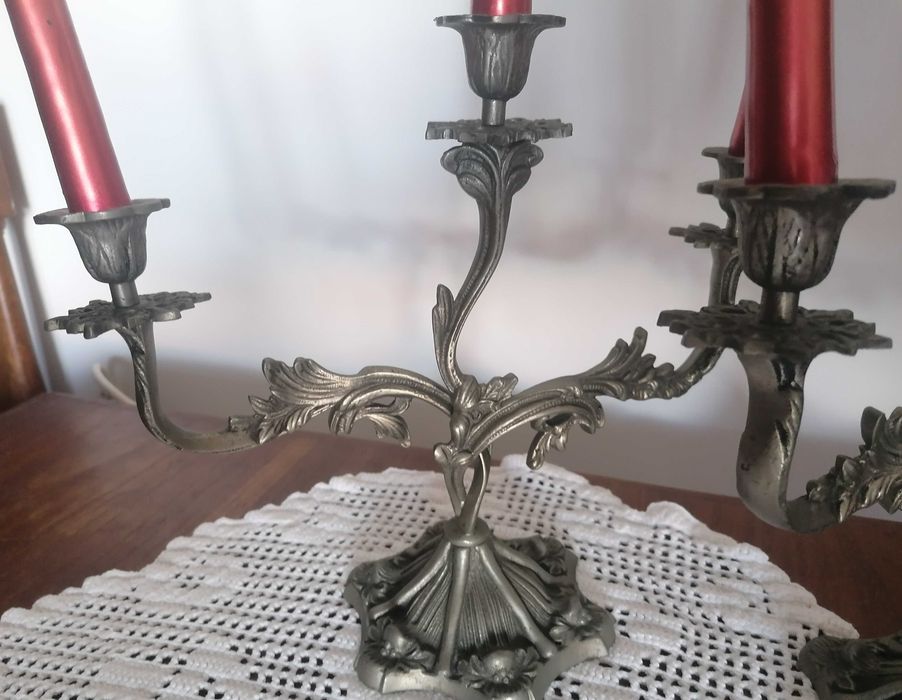 Castiçal em metal, com velas novas, 2 un