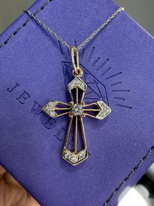 Золотой крестик с бриллиантами