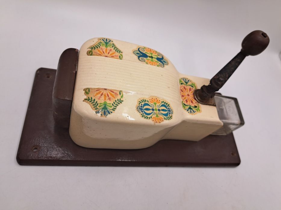 Młynek do kawy ścienny ceramiczny drewniany