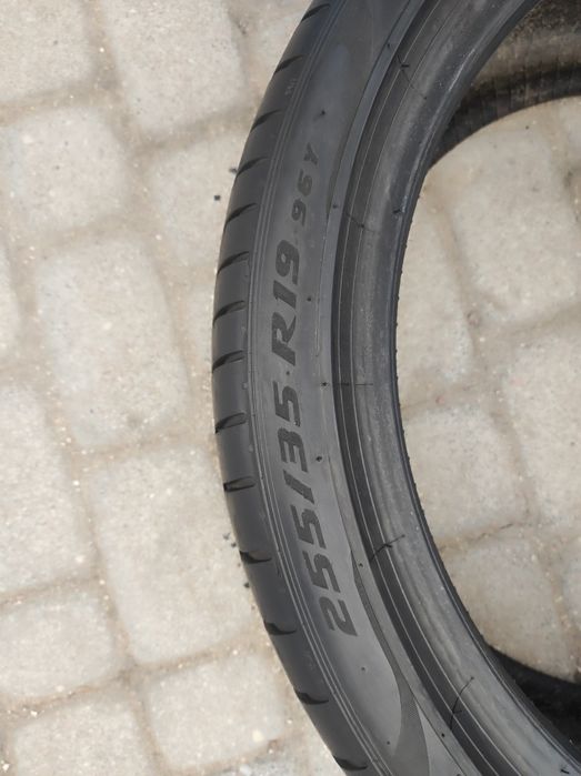 255.35.19 jedna opona Pirelli P Zero