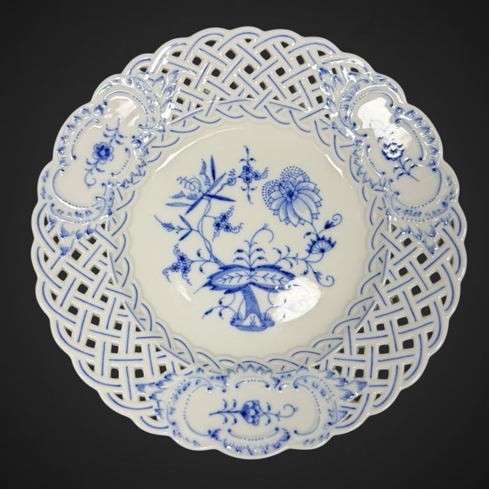 Talerz dekoracyjny Miśnia Meissen ażurowy wzór cebulowy B61/041829
