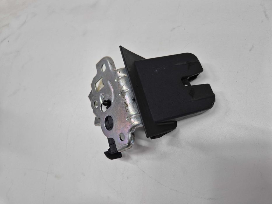 audi a6 c6 a3 8p a4 b8 zamek tylnej klapy bagażnika tył tylny