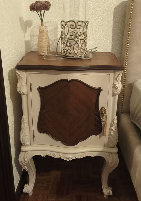 Cómoda e 2 mesas de cabeceira restauradas. Estilo Queen Anne. Disponível para mais informações.