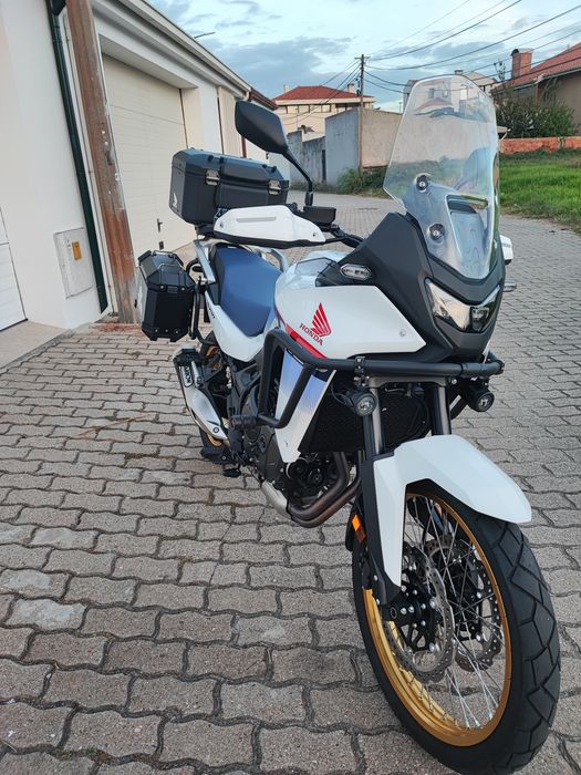 Honda transalp xl 750 rigorosamente nova. Top extras