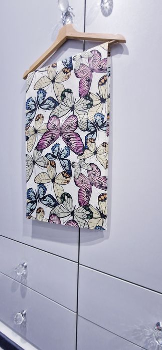 Wiosenny bieżnik na stół lub komodę