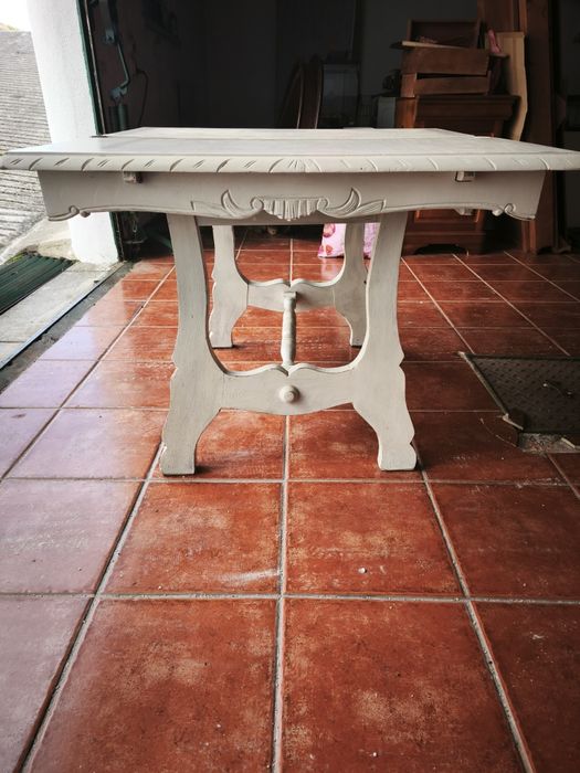 Mesa antiga em madeira