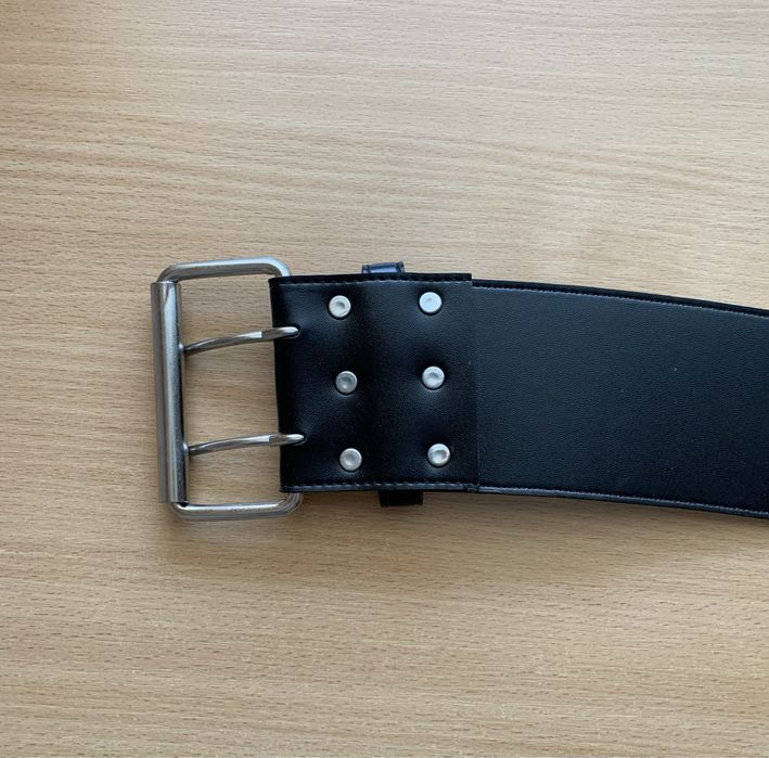 Ремінь з заклепками люверсами