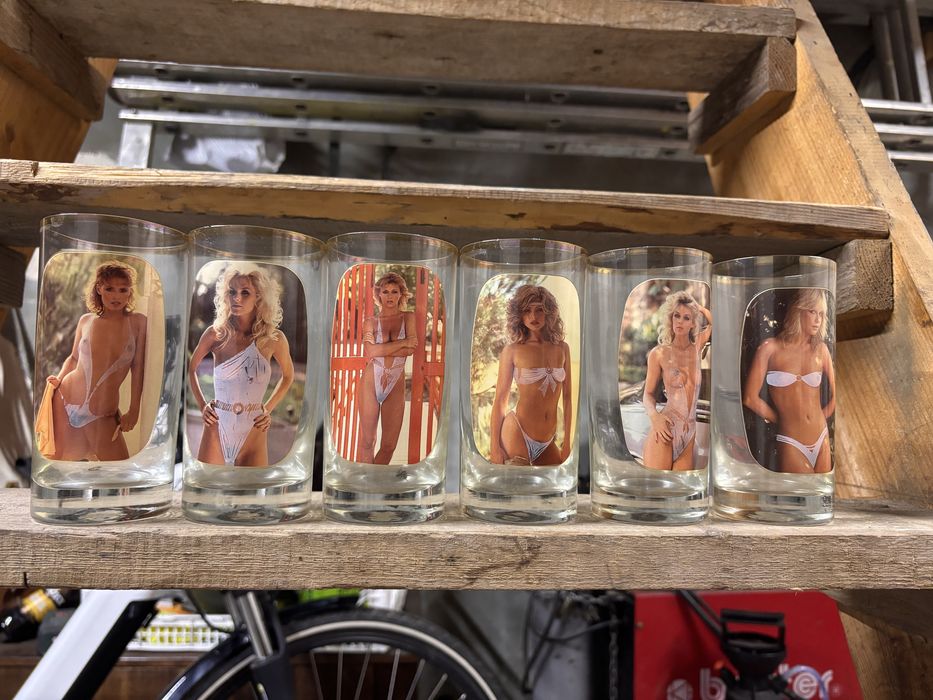 Szklanki PRL z rozbieranymi kobietami