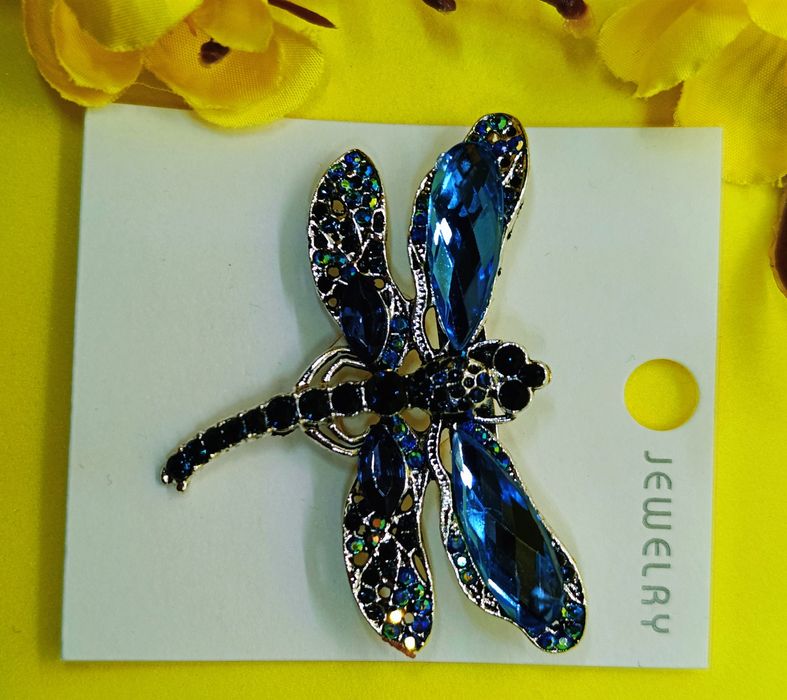 Piękna broszka ważka