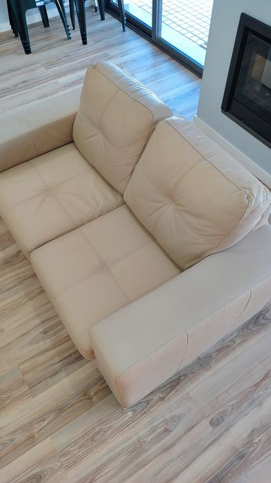 Sofá em pele genuína dois lugares cor creme