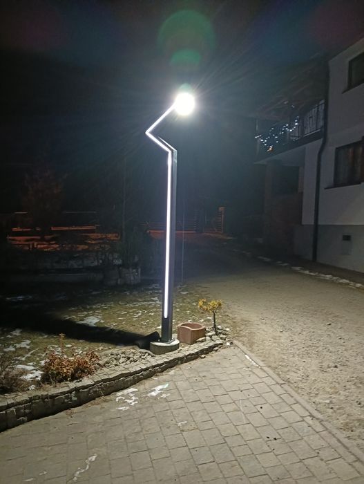 Lampa ogrodowa wysoka.