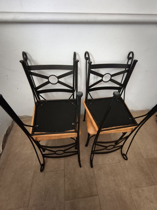 Mesa Antiga de madera roda de carro e 4 cadeiras