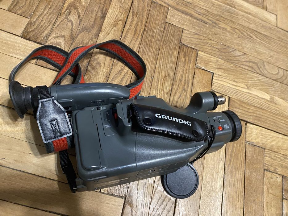 Відеокамер  Grundig  ic230E