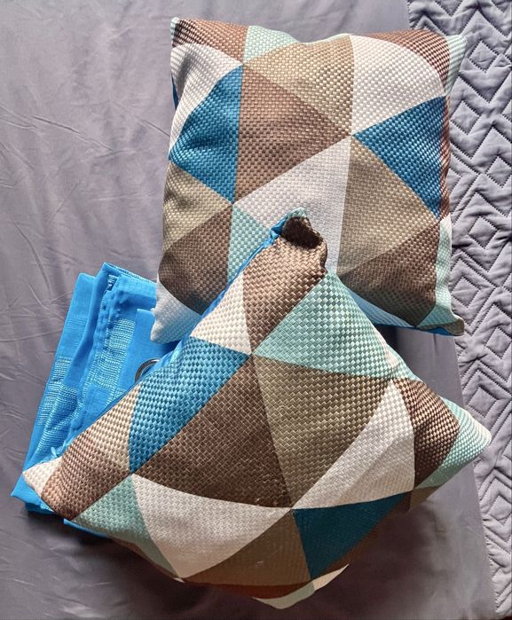 2 Cortinados + 2 Almofadas (€4/cada)