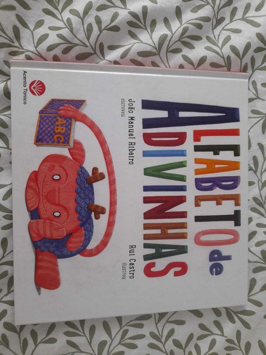 Livro "Alfabeto de Adivinhas"