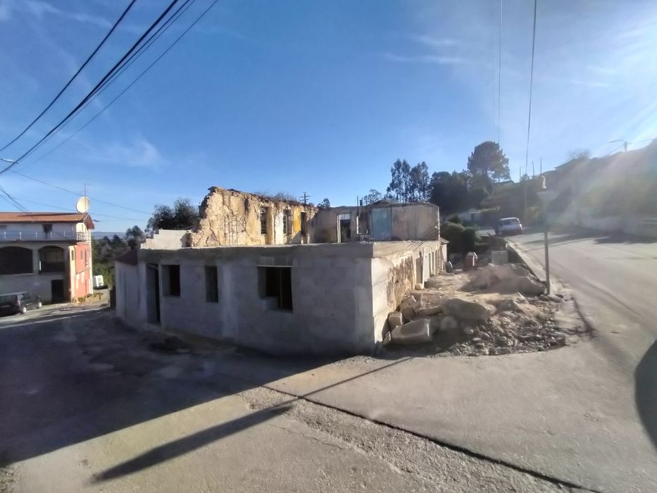 Prédio com 7 ou 8 habitações para recuperar em Pindelo