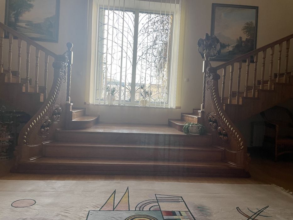 Продається особняк в центрі міста.