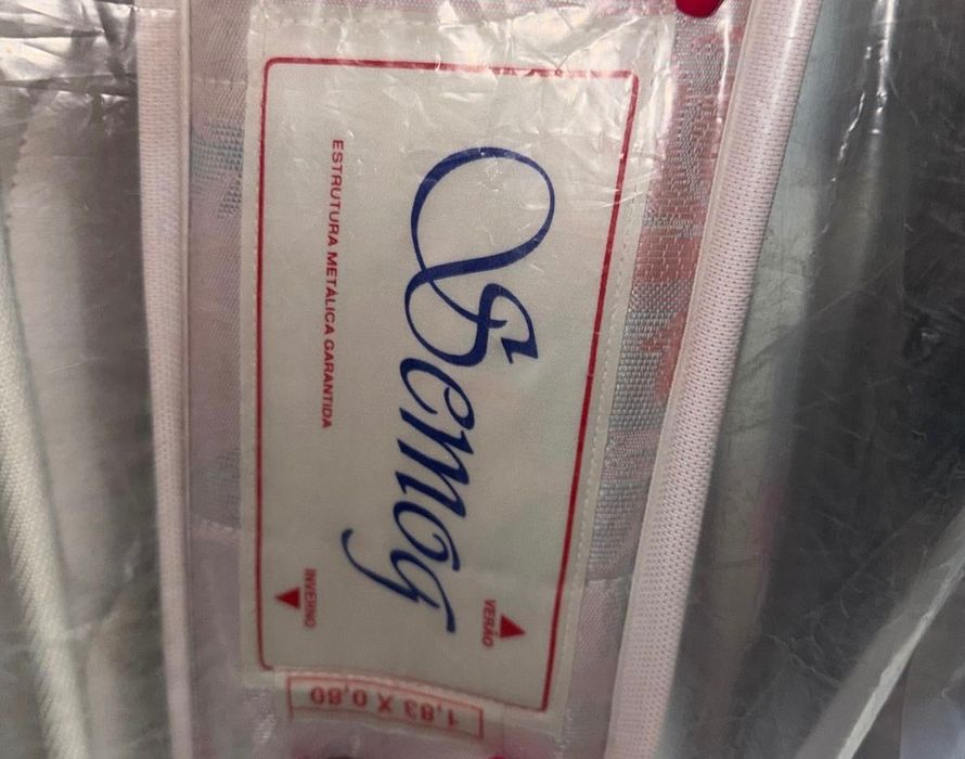 Cama gavetão castanha com colchões