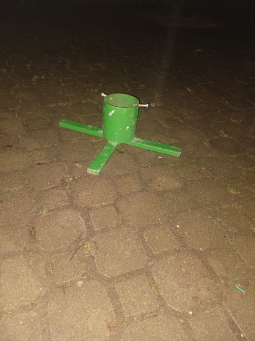 Metalowy pod choinkę