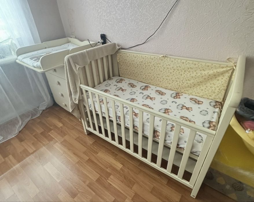 Продам дитяче ліжечко та комод з пеленатором.