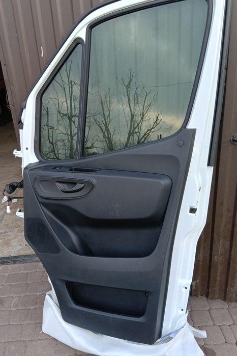 Продам праві двері спрінтер 907
