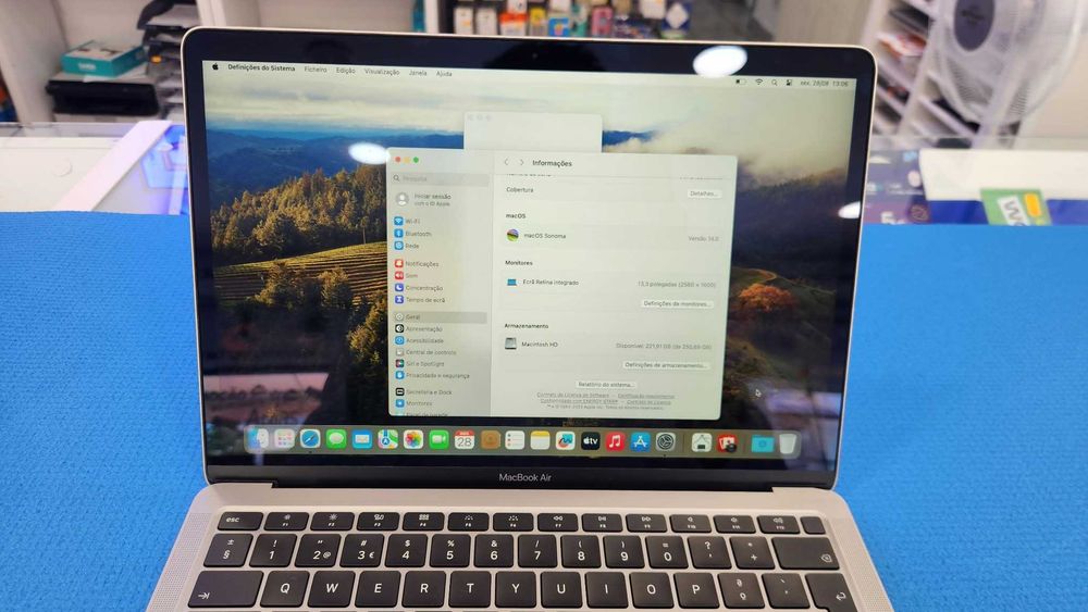 MacBook Air 13" 2020 | Intel Core i5 | 16GB RAM | 250GB SSD