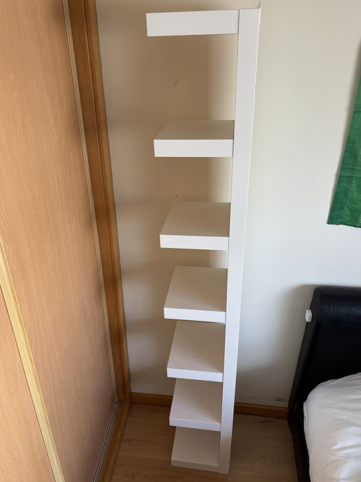 Estante/mesa de cabeceira