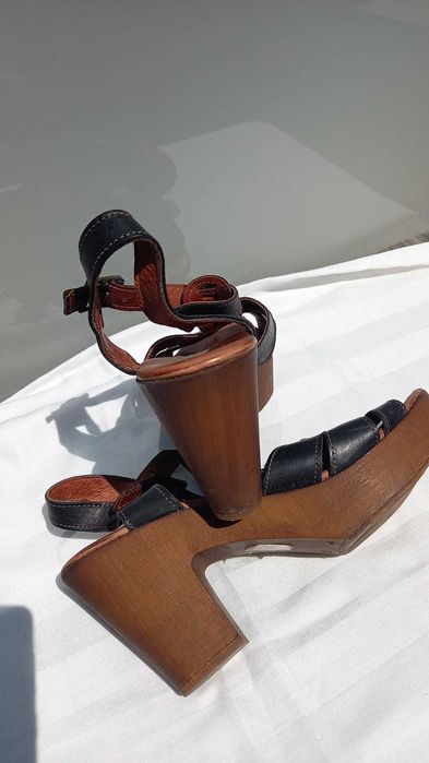 Sandálias castanho Tapadas