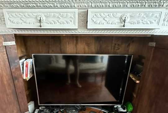 Móvel para TV pintado à mão