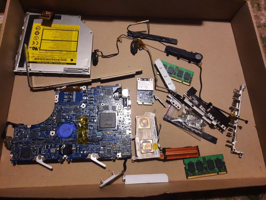 MacBoock  на запчастини