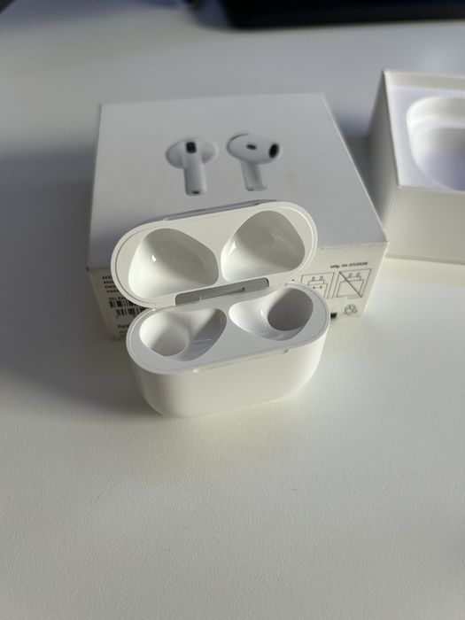 Apple AirPods 4 (2024)