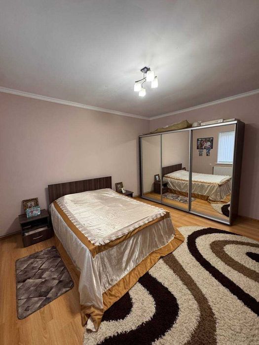 Домоволодіння з магазином у с. Брусниця