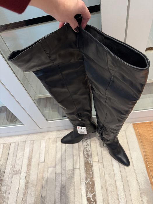 Bota preta de pele e de cano alto